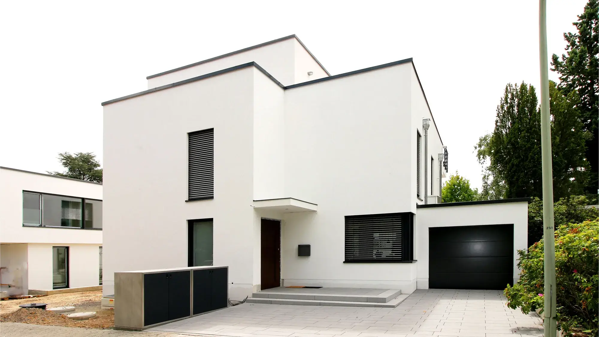 Architektenhaus im Taunus, Kronberg – Straßenansicht mit Garage