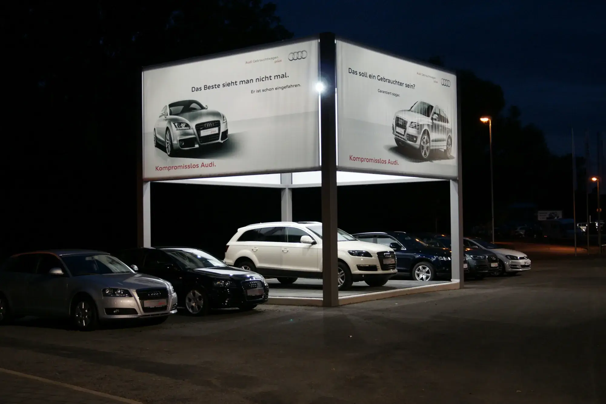 Audi-Präsentationsfläche – Präsentationsfläche am Abend