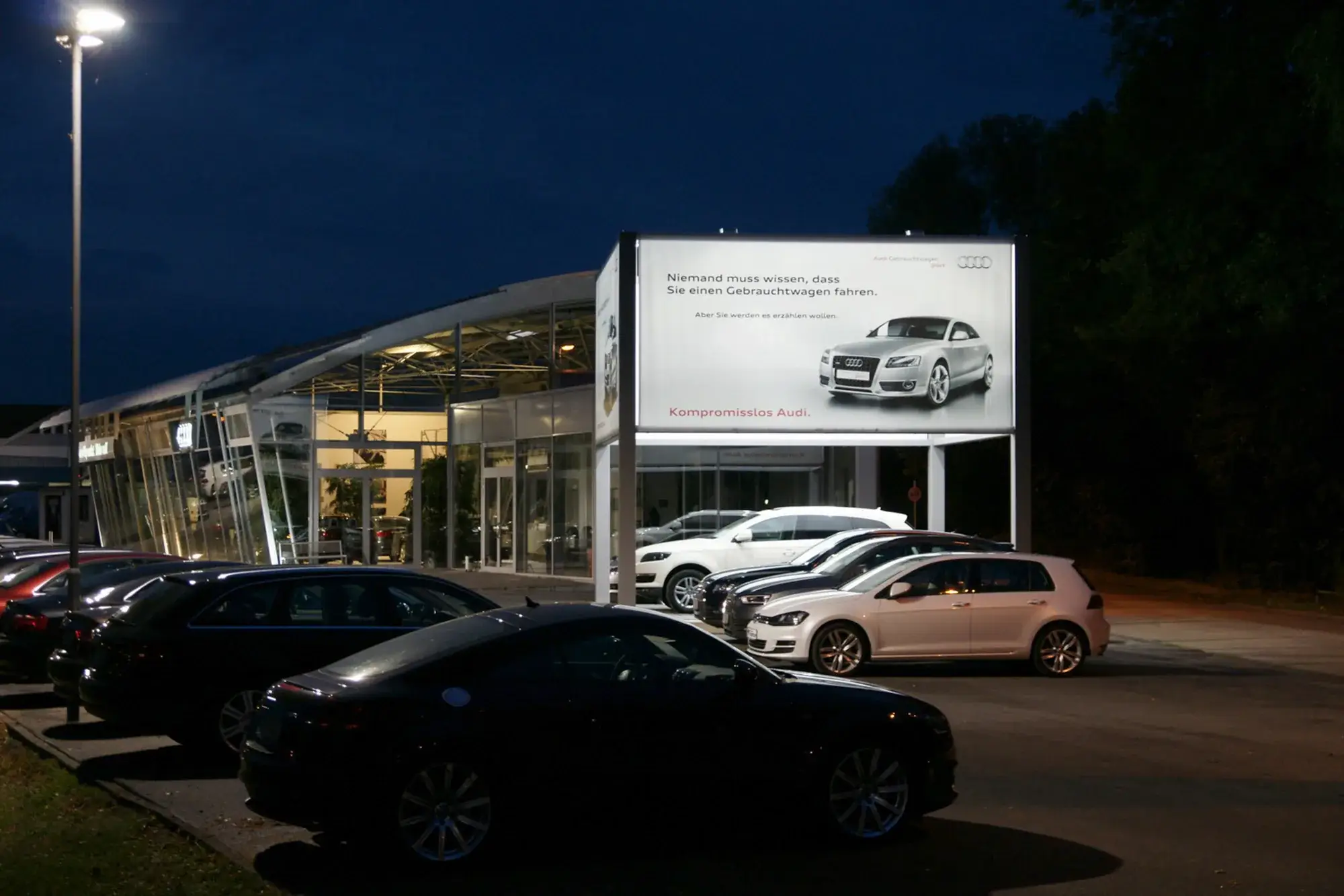 Audi-Präsentationsfläche – Präsentationsfläche am Abend