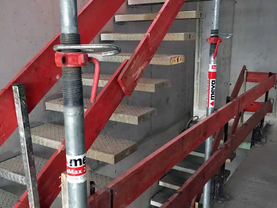 Baustellen-Schwerttreppe – Haus 086, Projekt 086 – Bild 1 von 2
