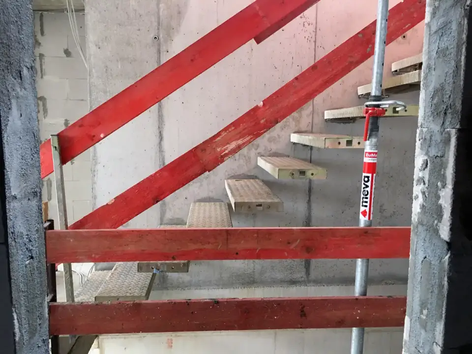 Baustellen-Schwerttreppe – Haus 086, Projekt 086 – Bild 2 von 2