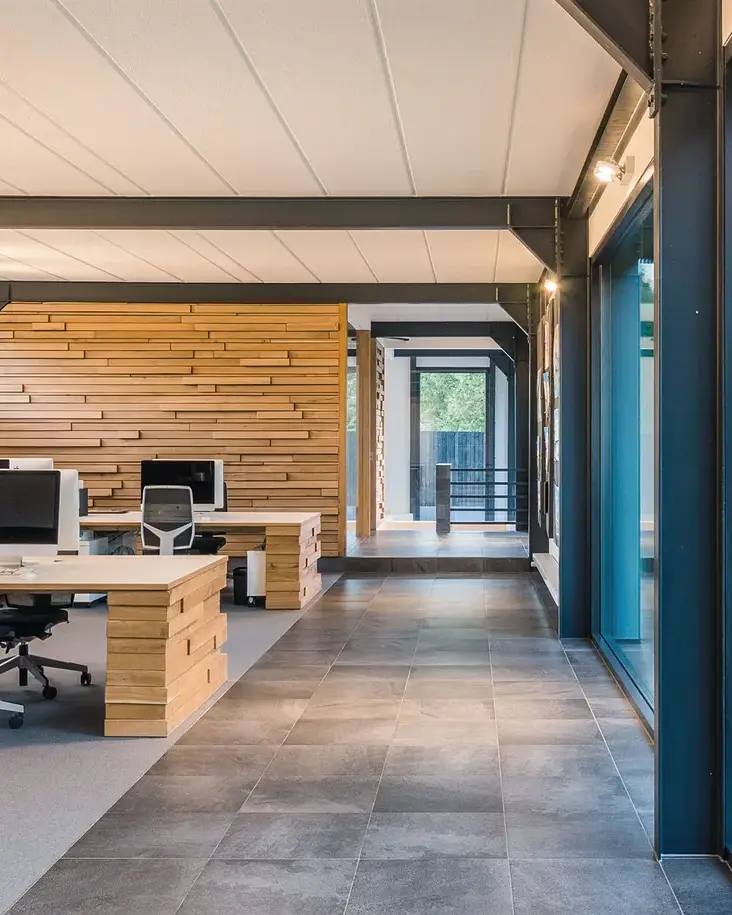 Arbeitsplätze im Büro mit Blick in den Garten