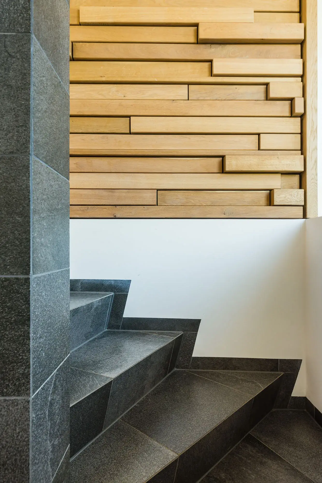 Bürosanierung im Odenwald, Erbach – Treppe und Holzwand