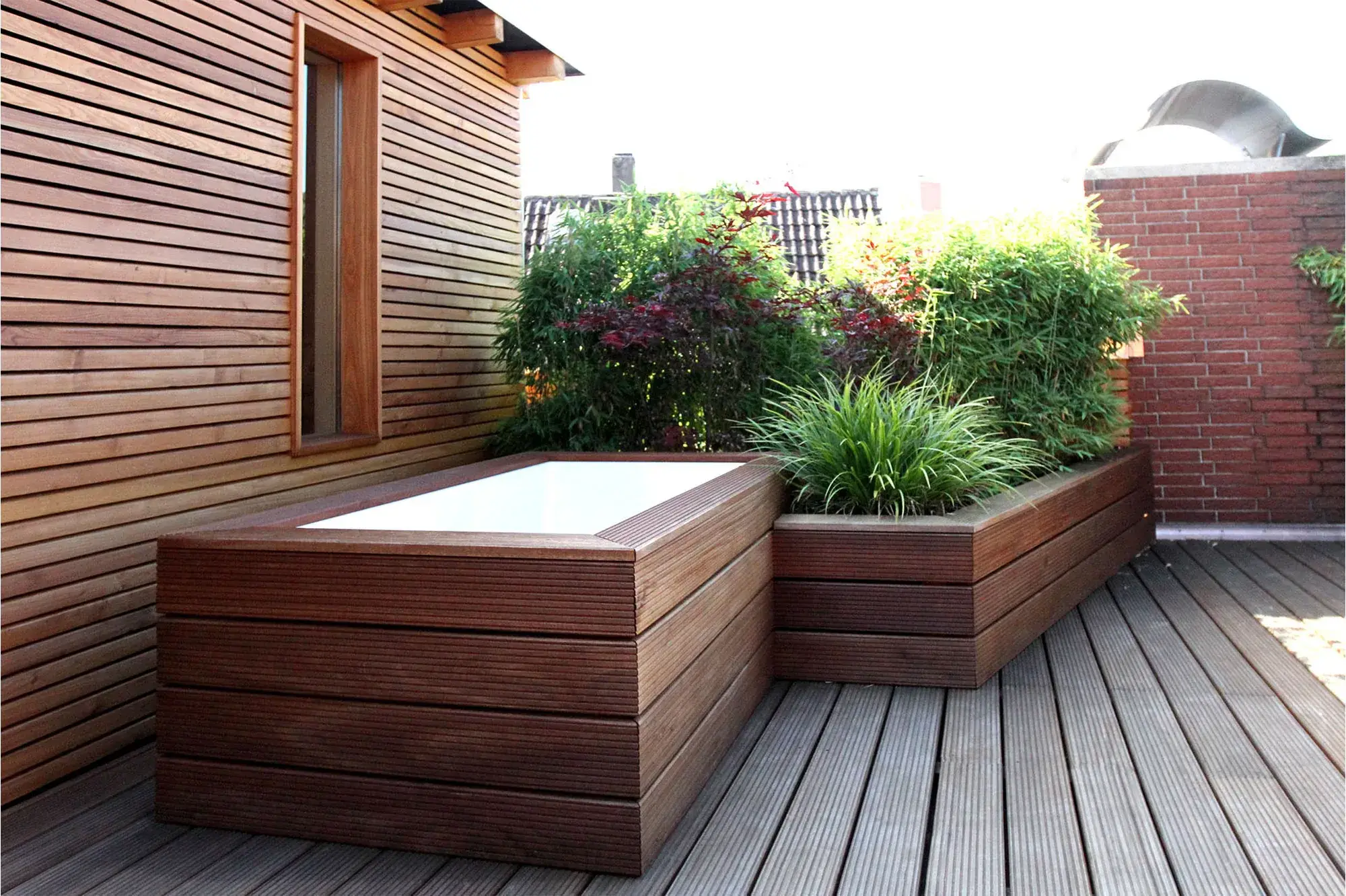 Dachterrasse mit Wellnessbereich, Erbach – Wanne und Pflanzbeete