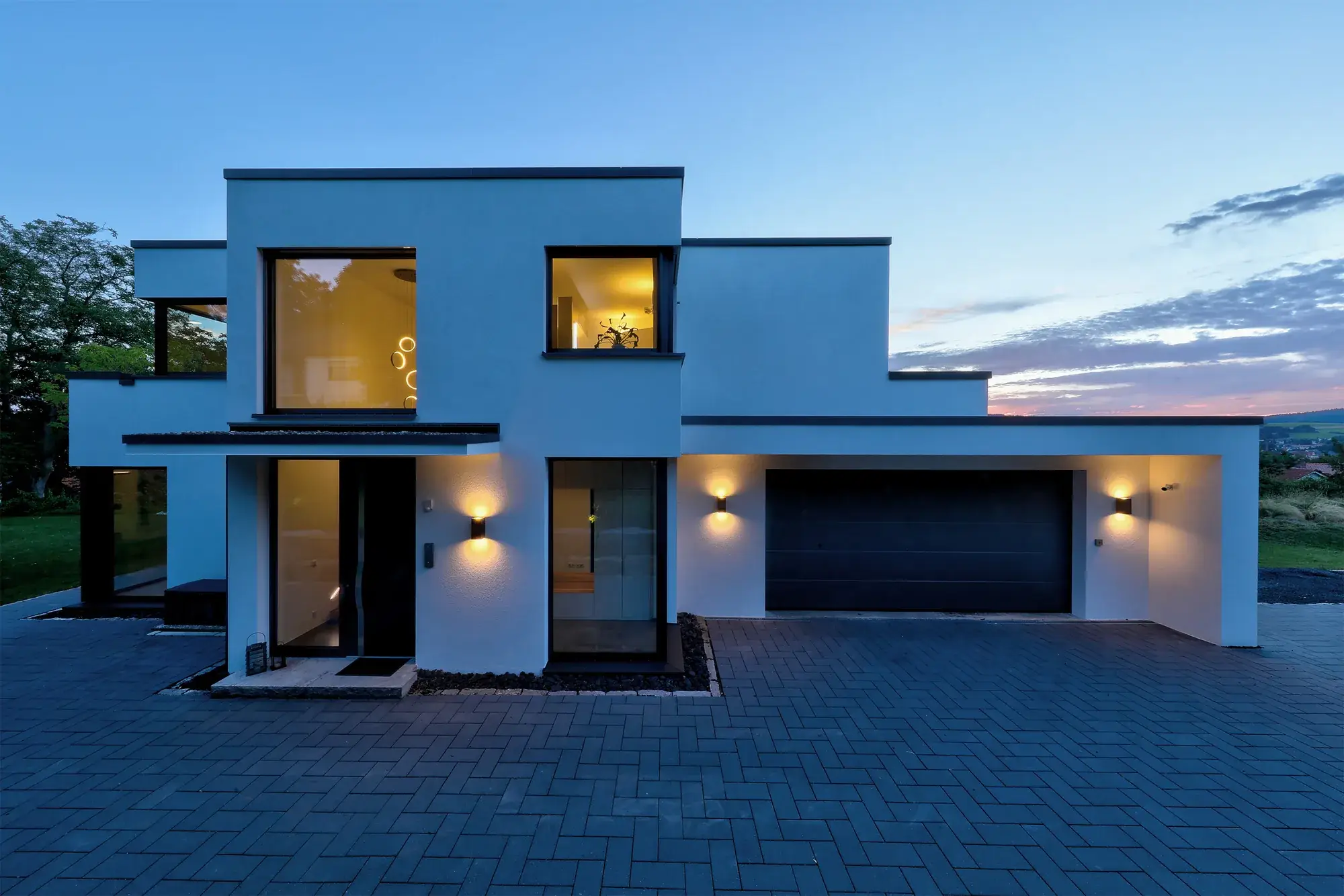 Einfamilienhaus am Hang, Michelstadt – Straßenansicht am Abend