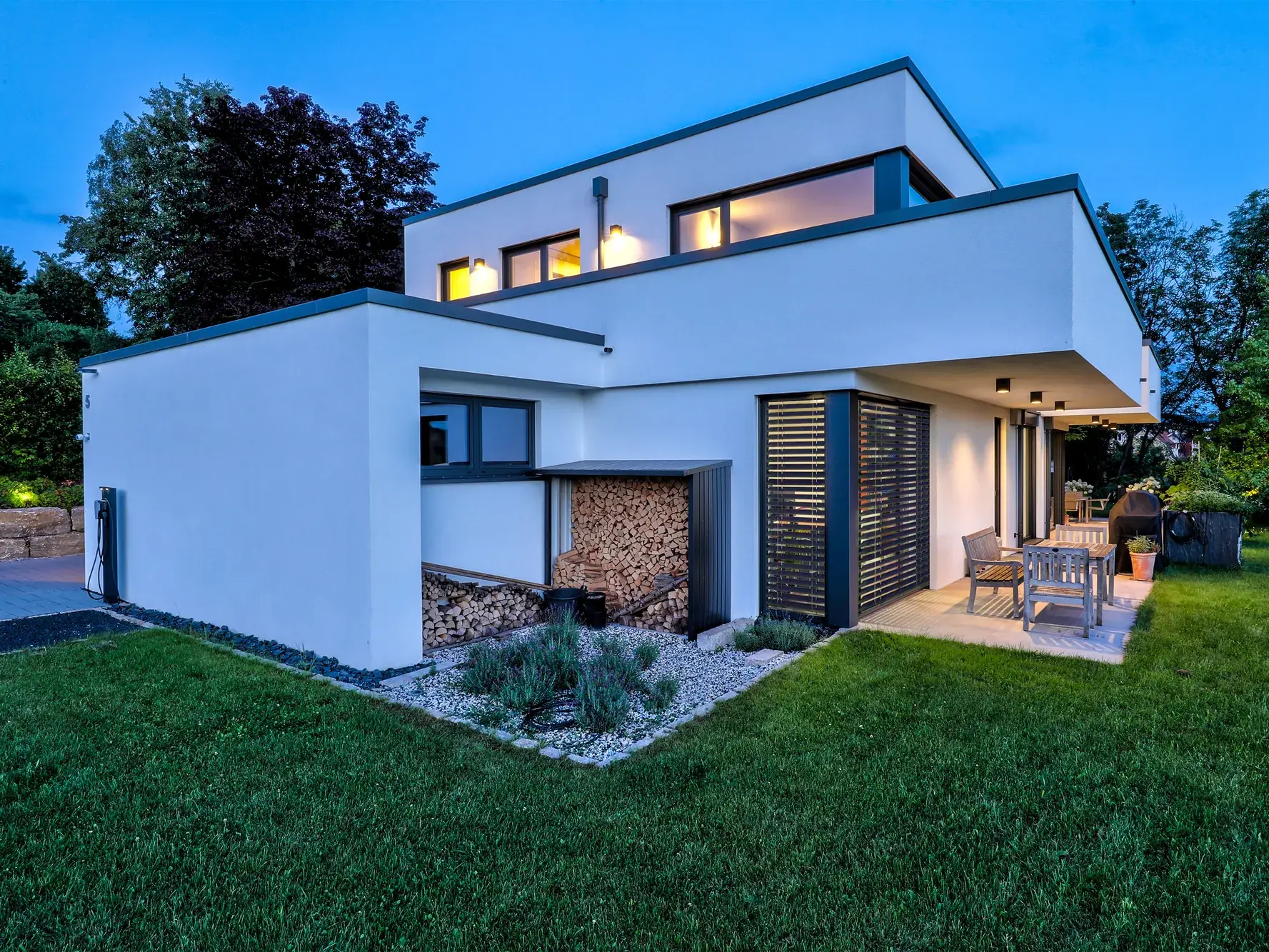 Einfamilienhaus am Hang, Michelstadt – Gartenansicht am Abend