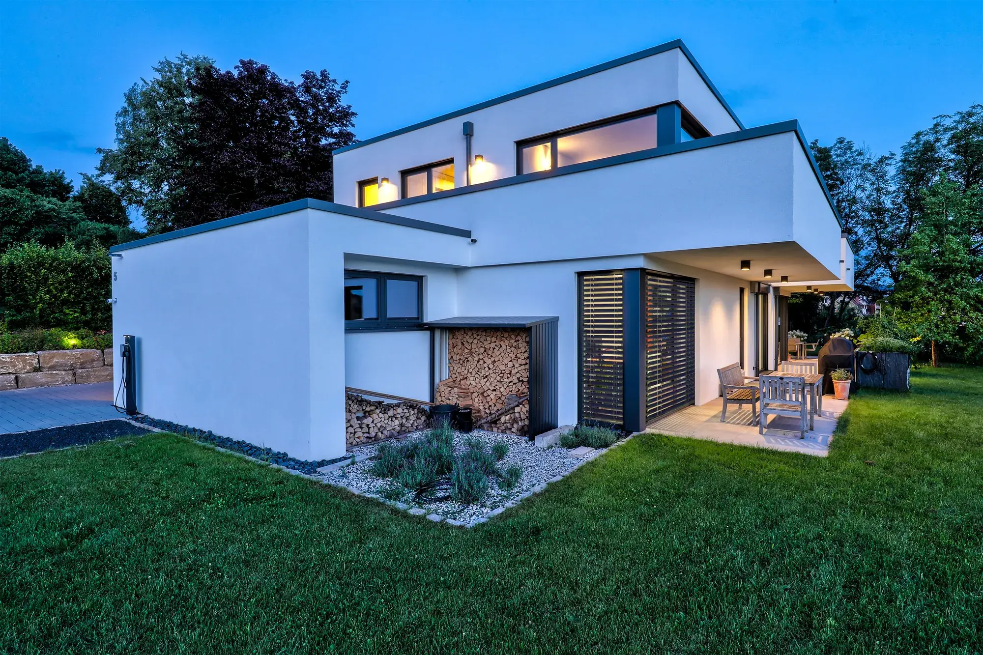 Einfamilienhaus am Hang, Michelstadt – Gartenansicht am Abend
