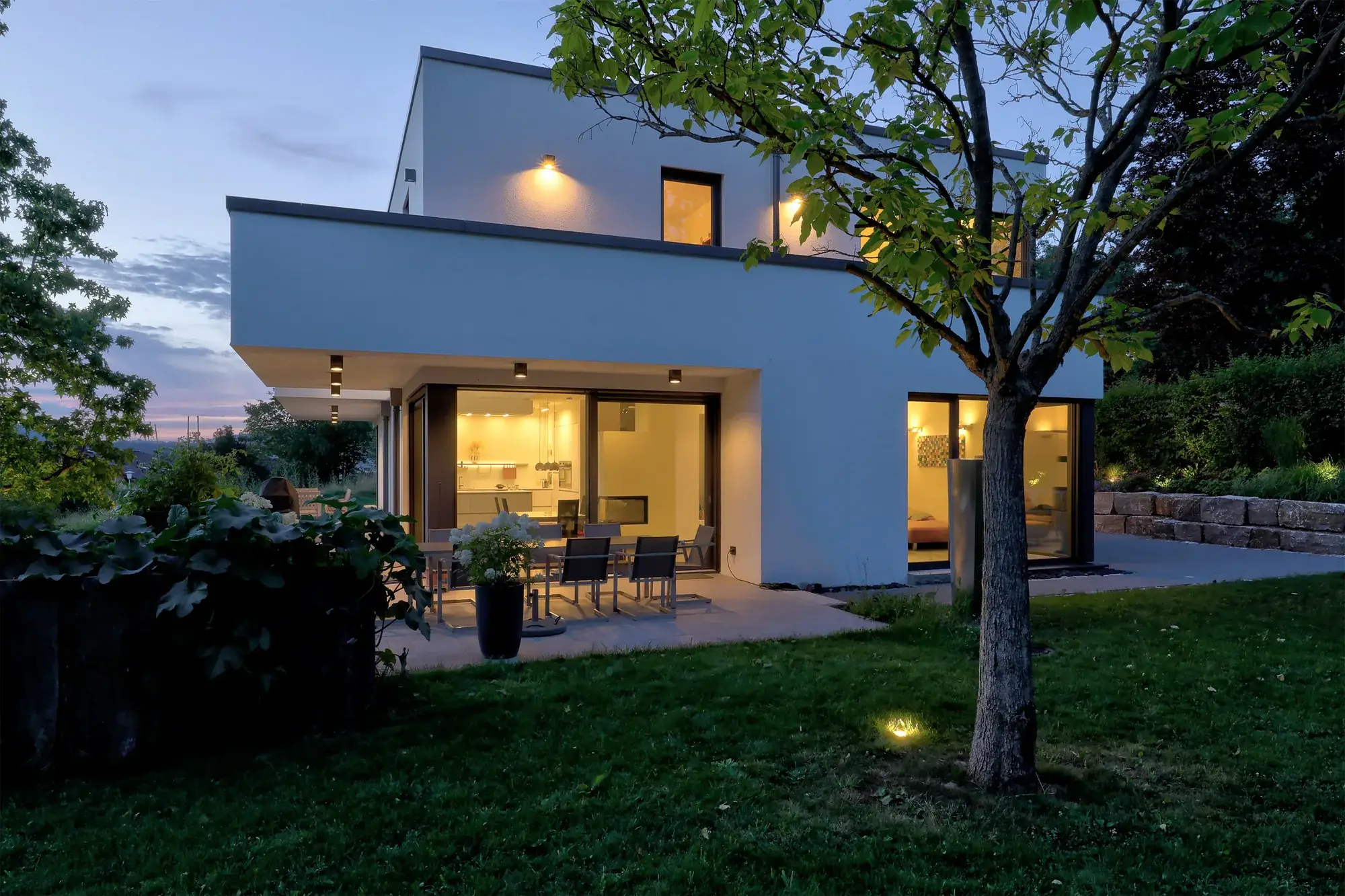 Einfamilienhaus am Hang, Michelstadt – Gartenansicht am Abend
