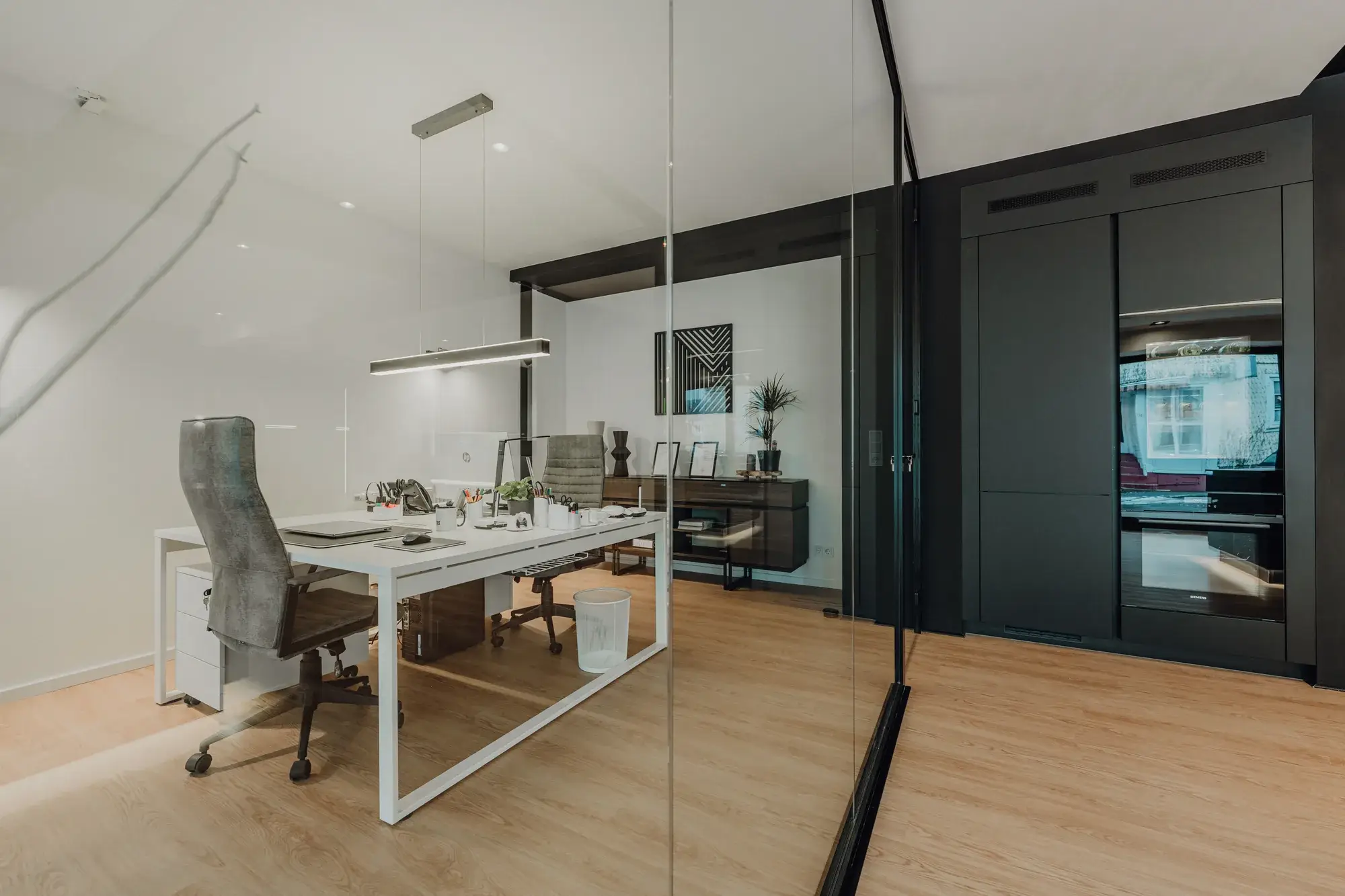 Modernisierung und innenarchitektonische Umgestaltung einer Geschäftsetage – Büro