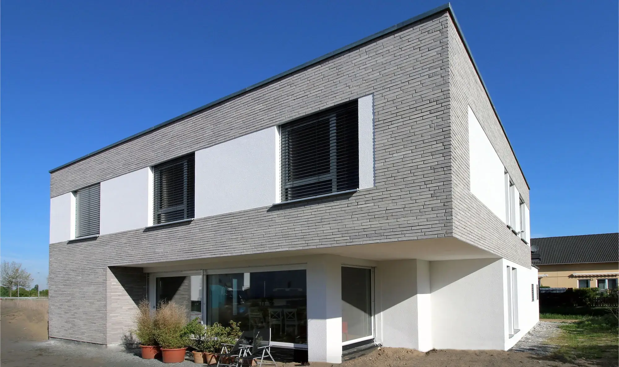 Neubau eines Einfamilienhauses an der Bergstraße, Seeheim – Gartenansicht mit Terrasse