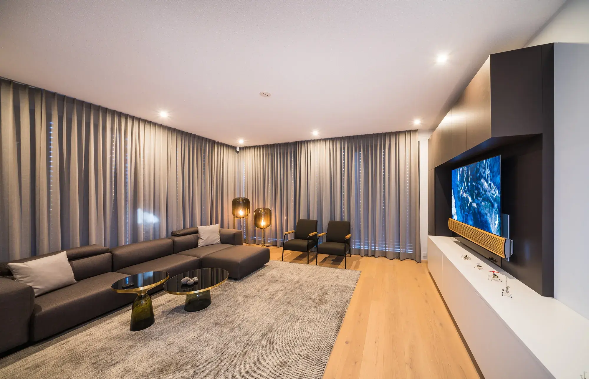 Neubau eines Smarthomes, Mainhausen – Wohnbereich am Abend