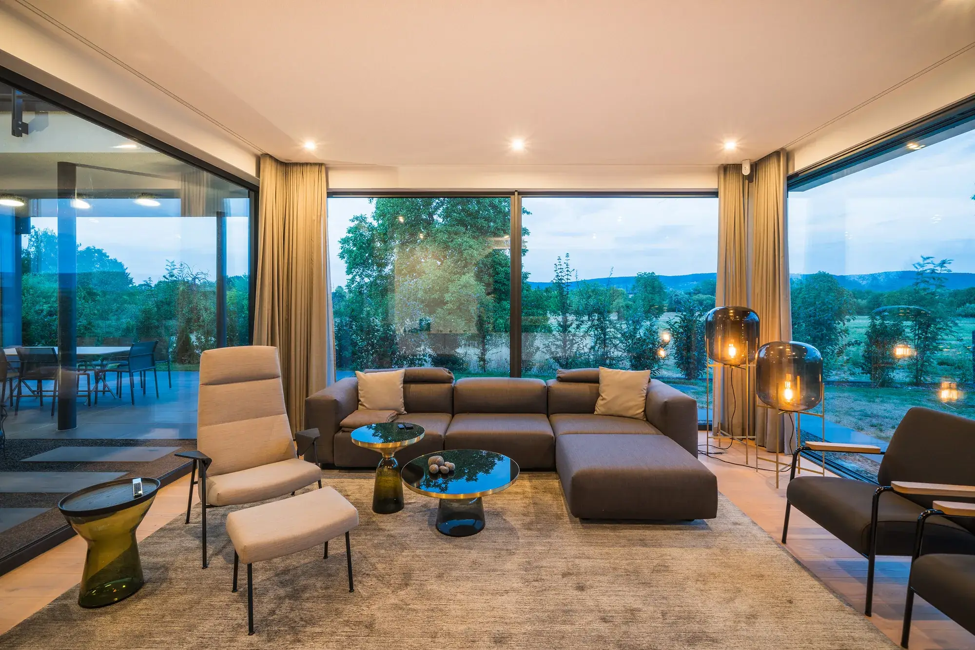 Neubau eines Smarthomes, Mainhausen – Lounge mit Panoramaverglasung