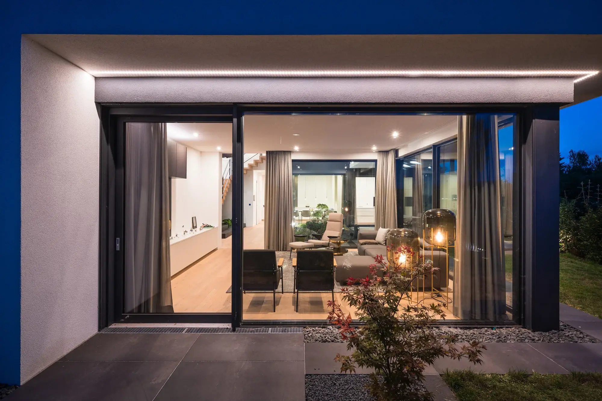 Neubau eines Smarthomes, Mainhausen – Blick ins Haus am Abend