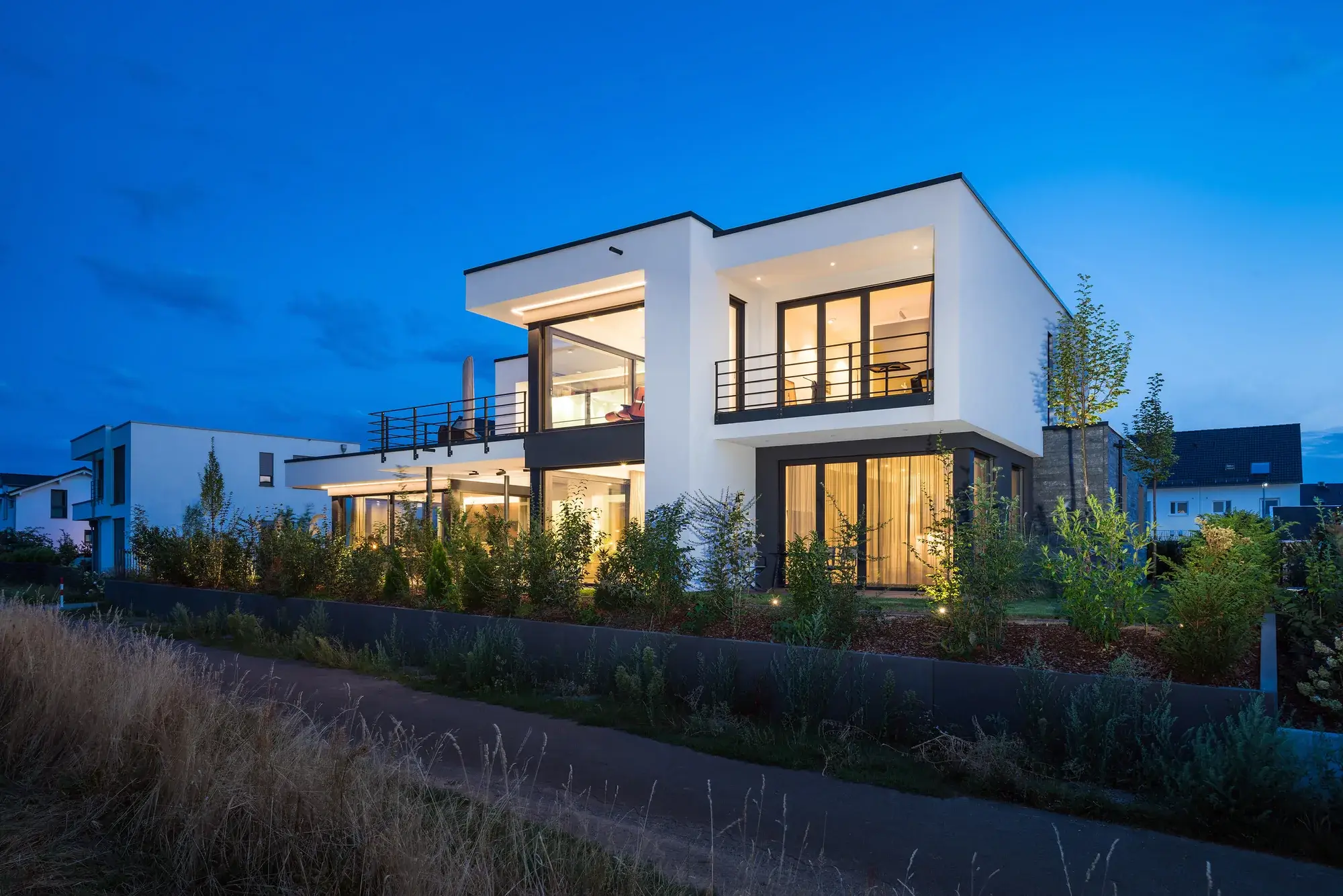 Neubau eines Smarthomes, Mainhausen – Gartenansicht zur blauen Stunde