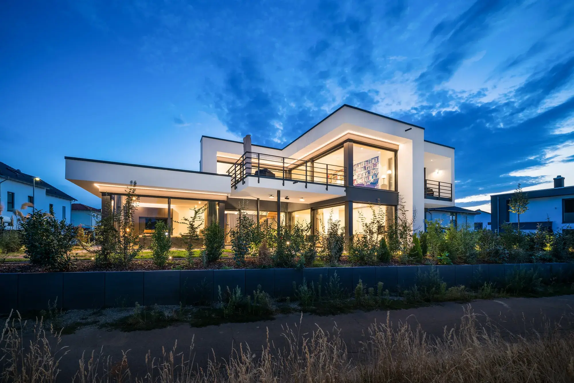 Neubau eines Smarthomes, Mainhausen – Gartenansicht zur blauen Stunde