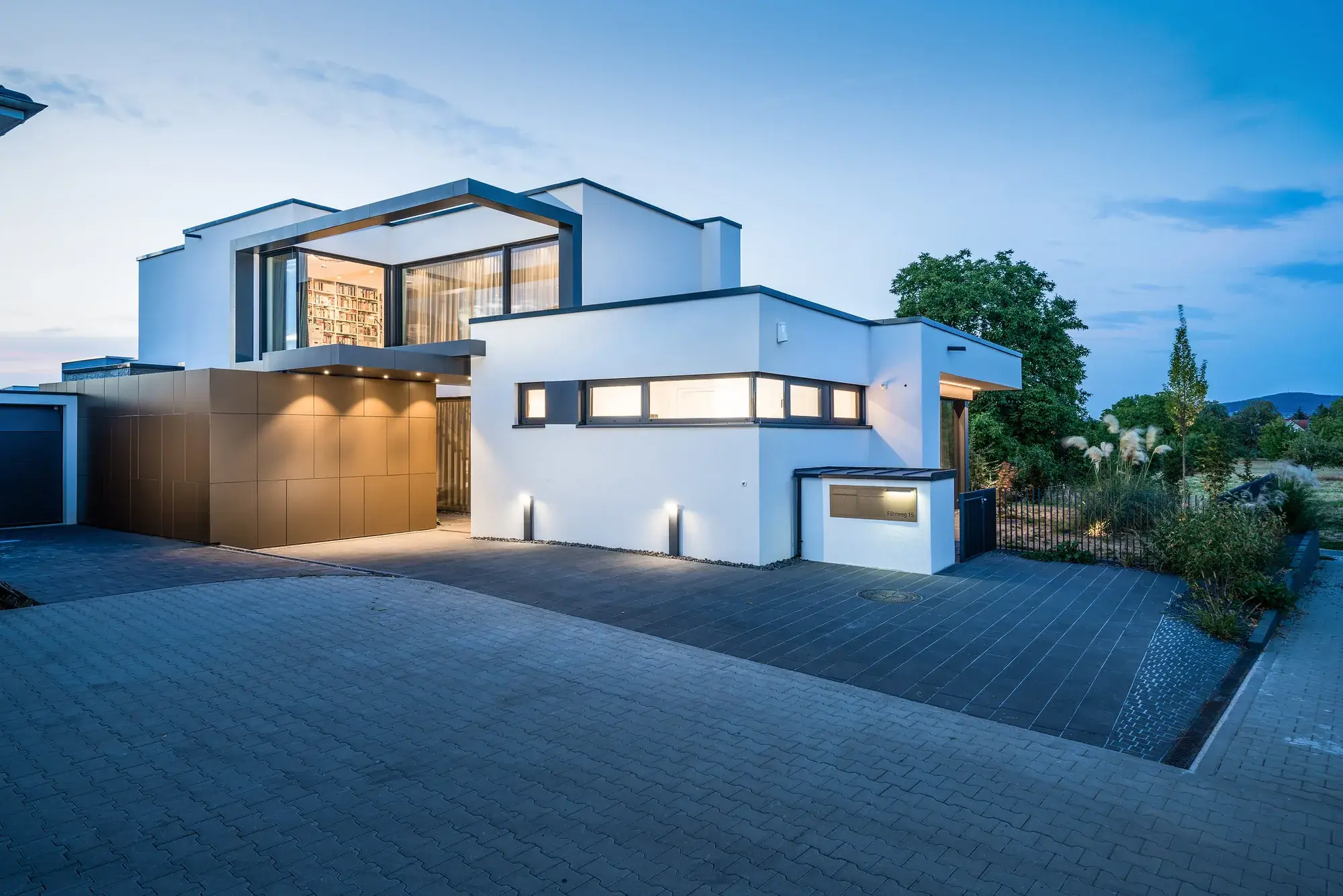 Neubau eines Smarthomes, Mainhausen – Straßenansicht am Abend