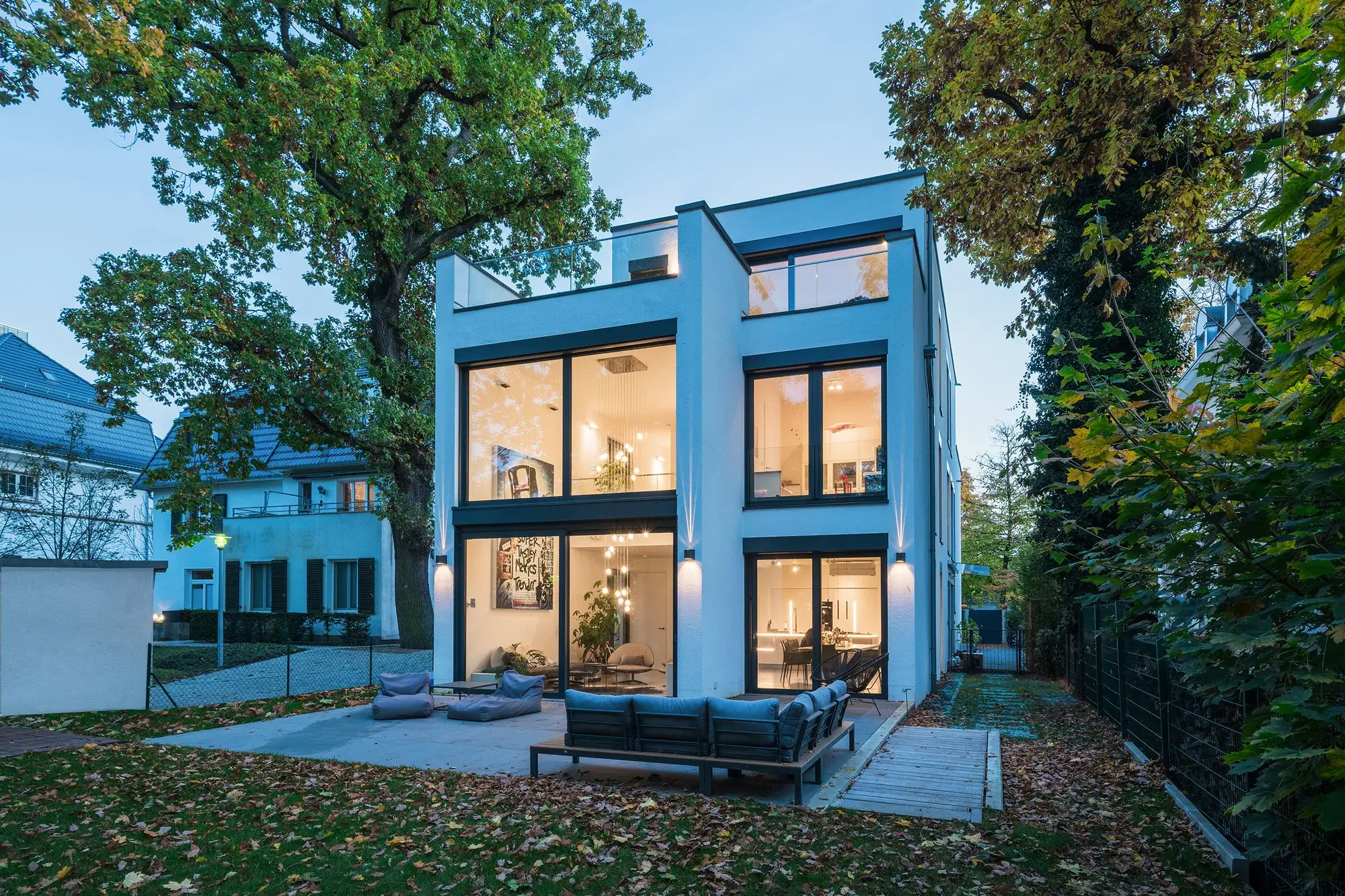 Neubau eines Zweifamilienhauses in Frankfurt am Main, Frankfurt am Main – Gartenansicht am Abend