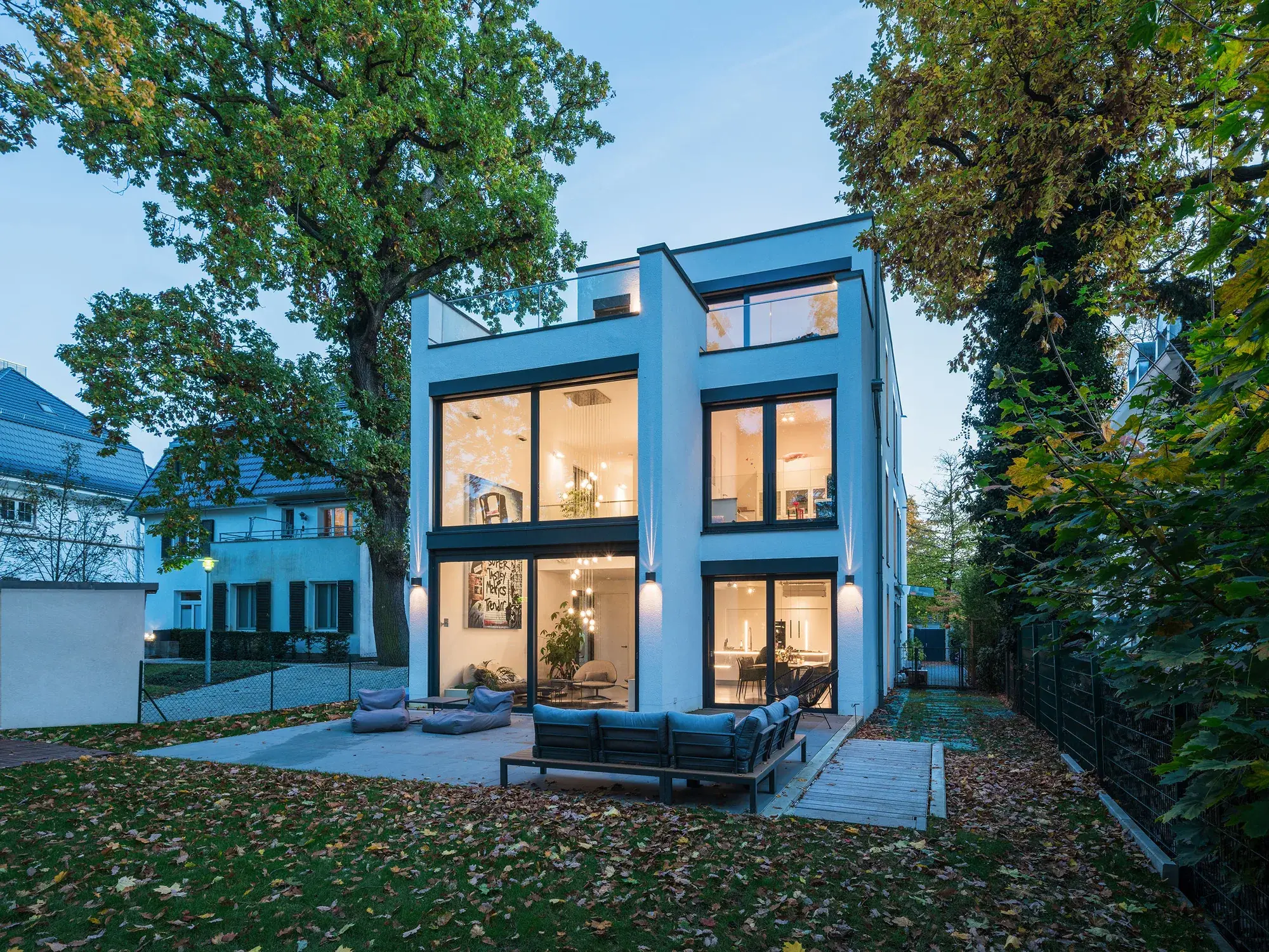 Neubau eines Zweifamilienhauses in Frankfurt am Main, Frankfurt am Main – Gartenansicht am Abend