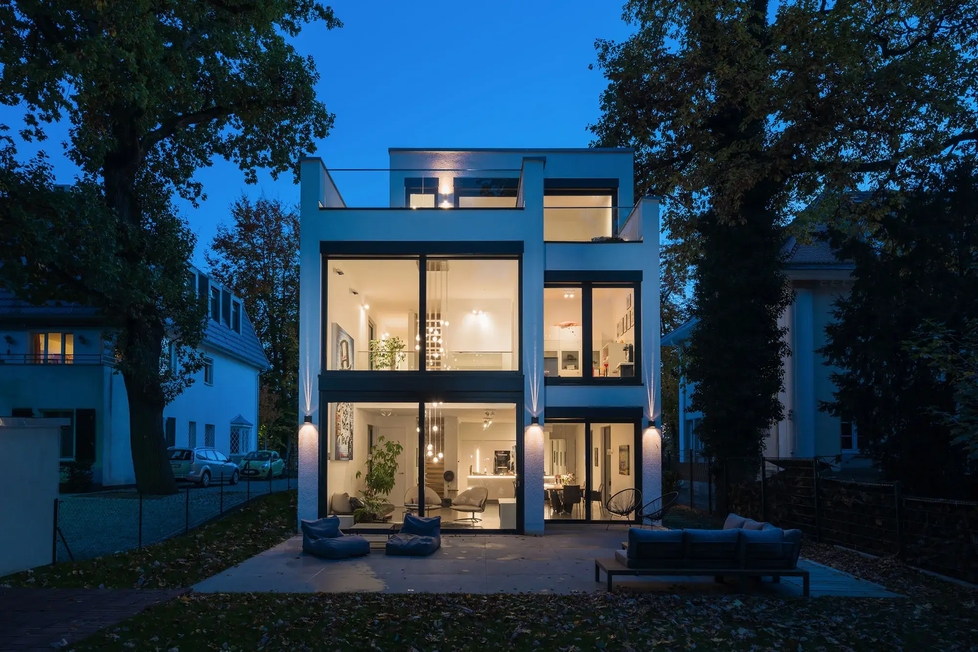 Neubau eines Zweifamilienhauses in Frankfurt am Main, Frankfurt am Main – Gartenansicht am Abend