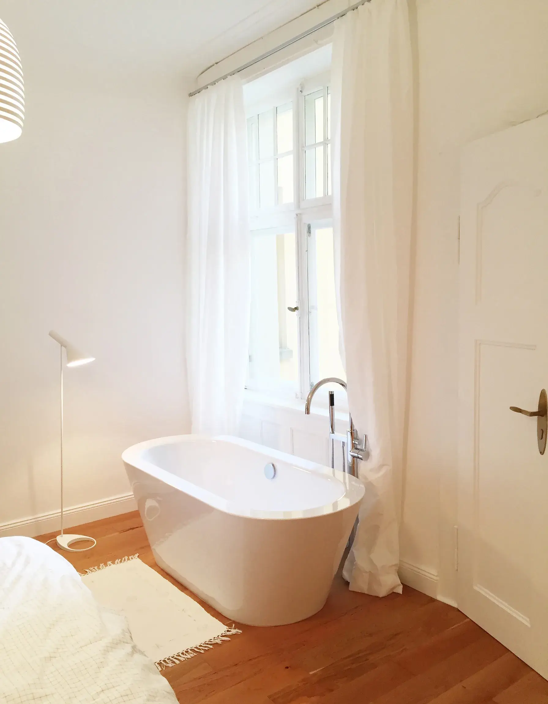 Sanierung einer denkmalgeschützten Wohnung, Stuttgart – Bad mit freistehender Wanne