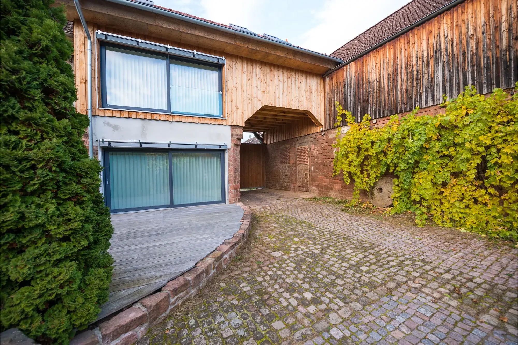 Sanierung eines historischen Torhauses, Höchst im Odenwald – Hofseite