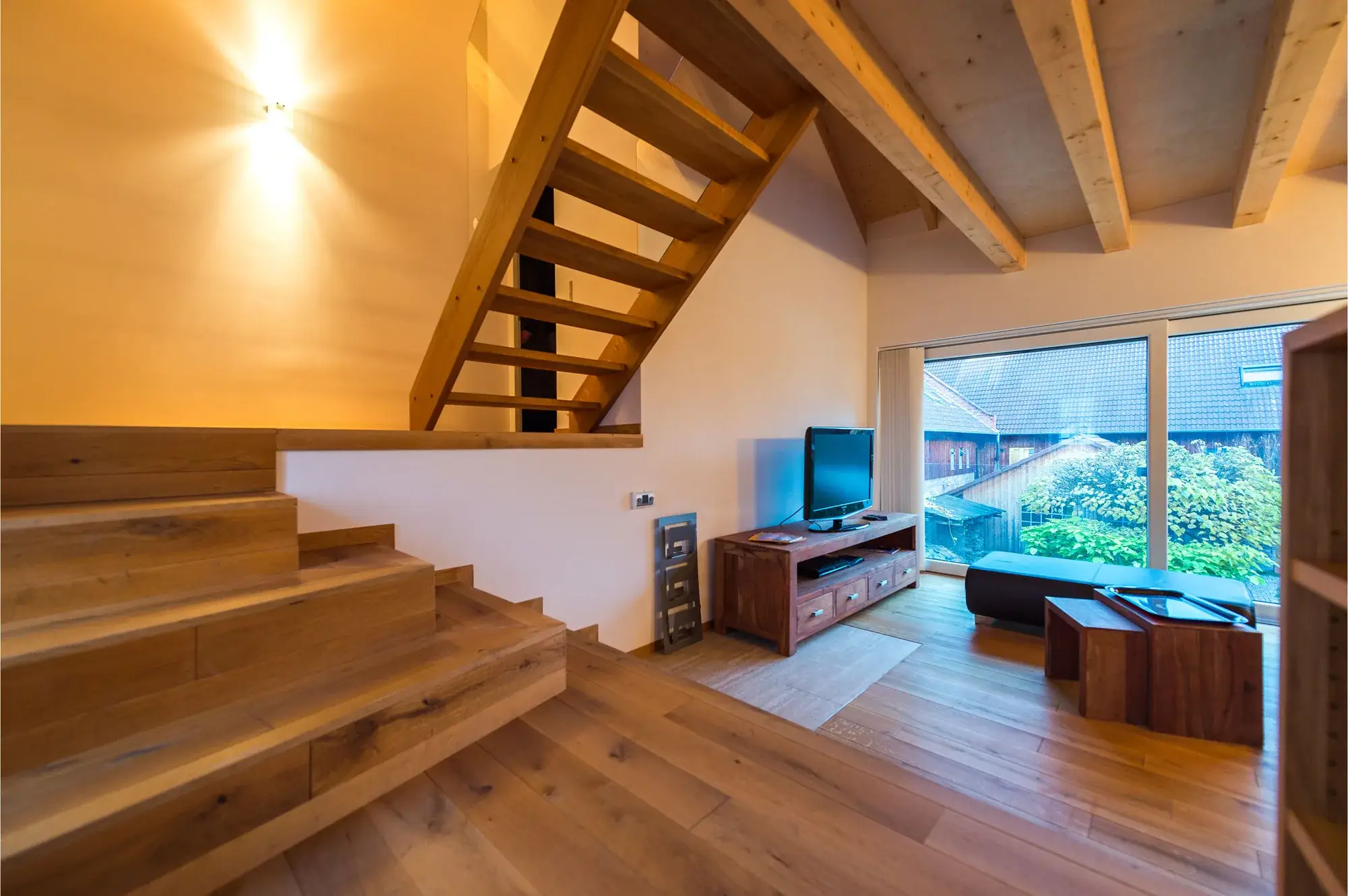 Sanierung eines historischen Torhauses, Höchst im Odenwald – Wohnraum mit Treppe