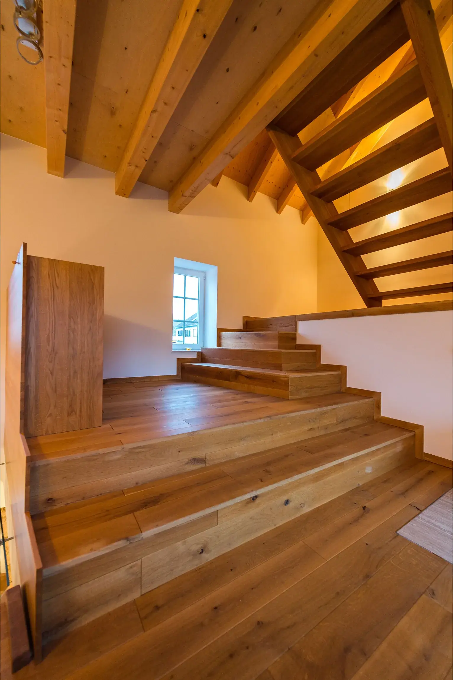 Sanierung eines historischen Torhauses, Höchst im Odenwald – Treppe im Dachgeschoss
