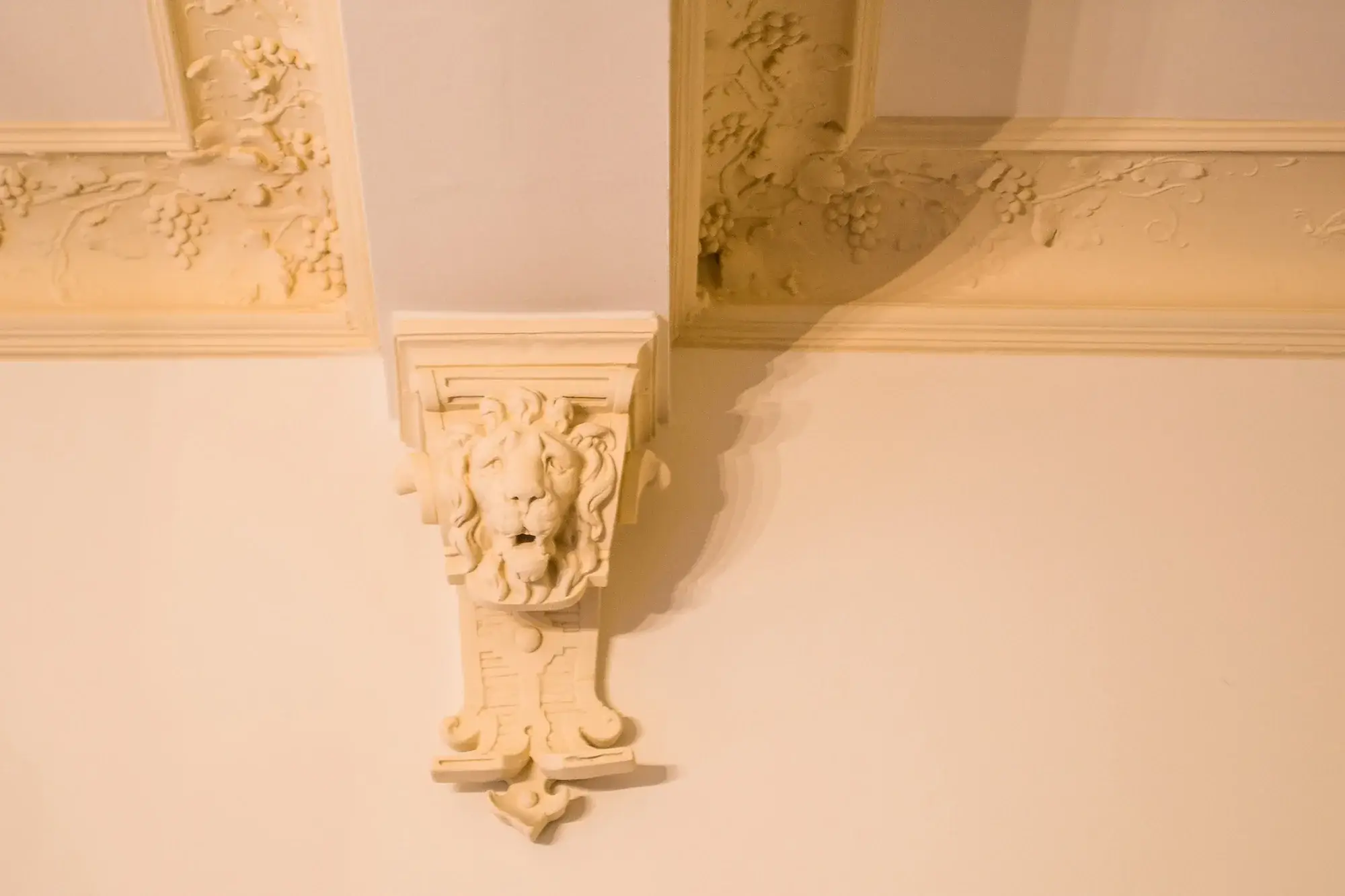 Sanierung eines Kulturdenkmals im Rheingau, Oestrich-Winkel – Stuckdetail