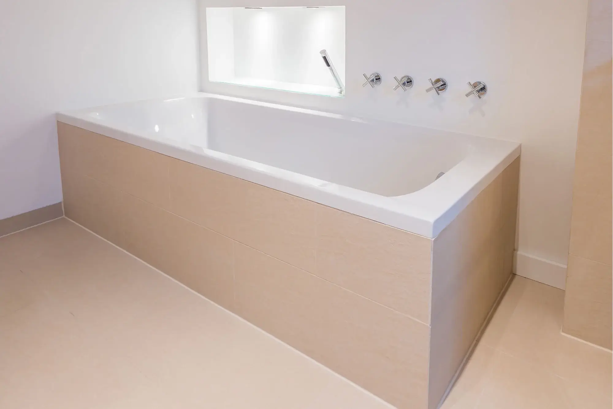 Sanierung einer Rheingau-Villa, Rheingau – Badewanne