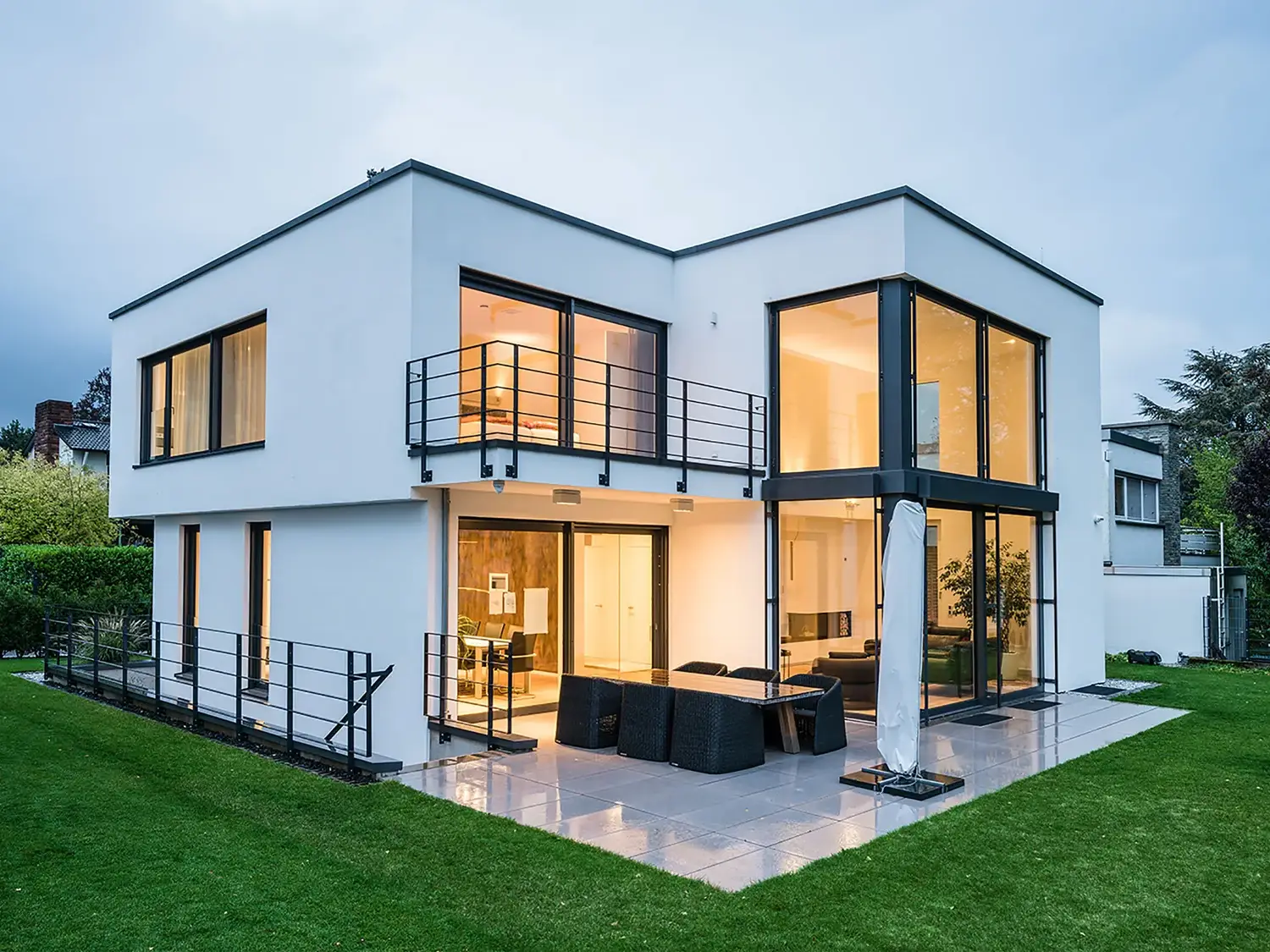 Smart Home im Taunus, Kronberg – Gartenansicht am Abend