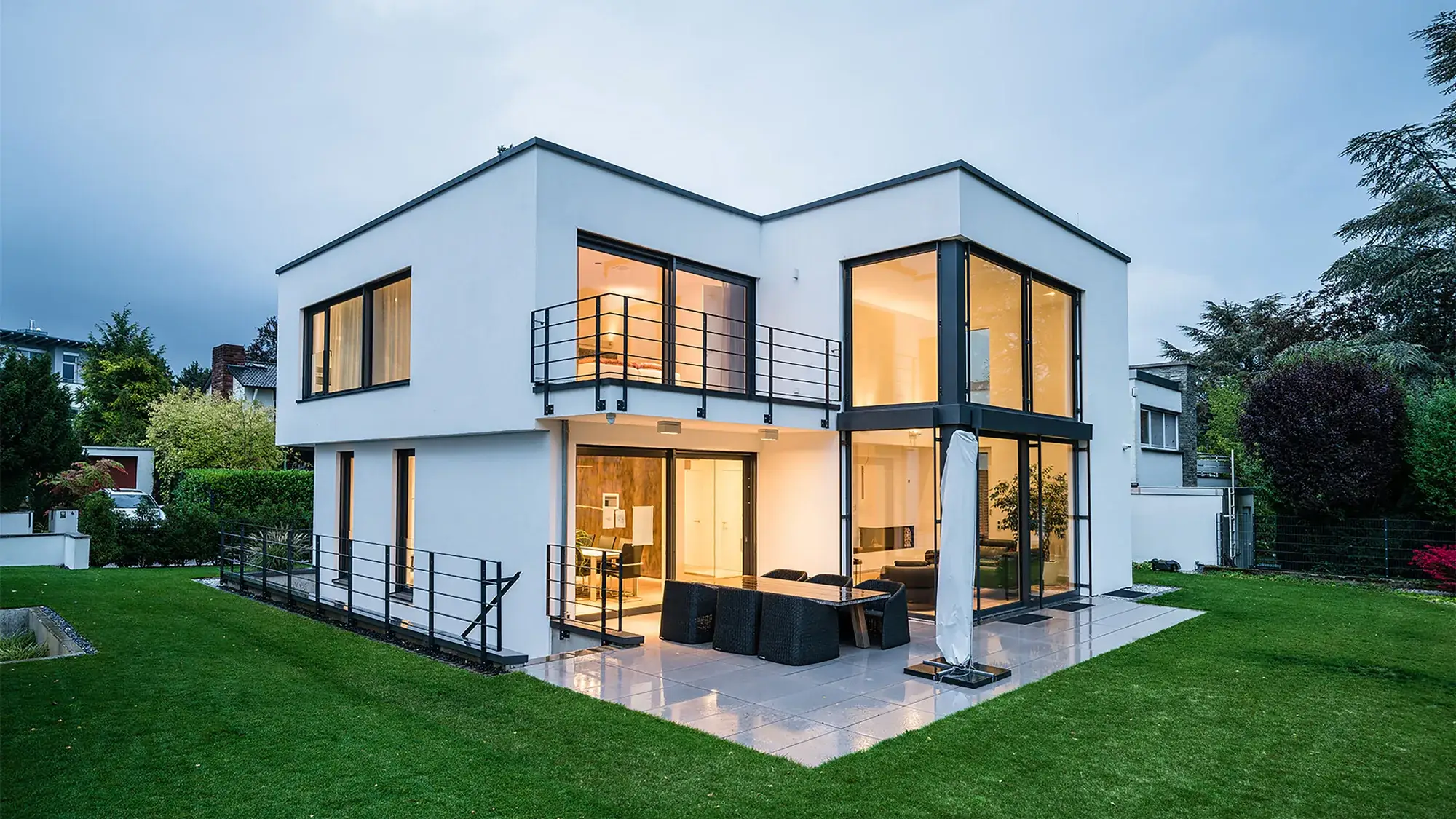Smart Home im Taunus, Kronberg – Gartenansicht am Abend
