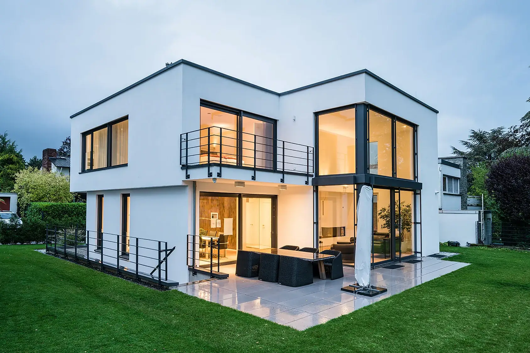 Smart Home im Taunus, Kronberg – Gartenansicht am Abend