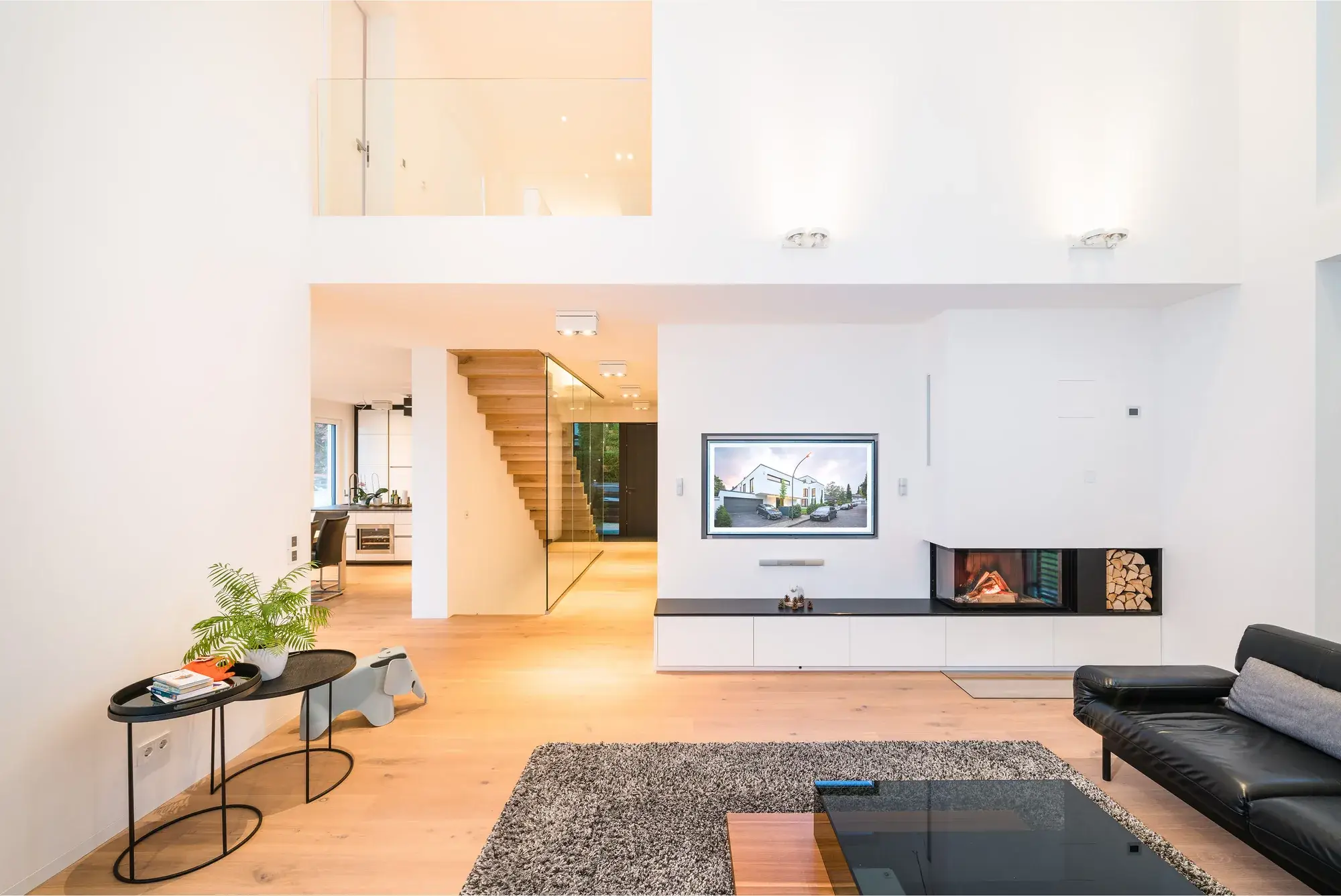 Smart Home im Taunus, Kronberg – Wohnbereich mit Kamin