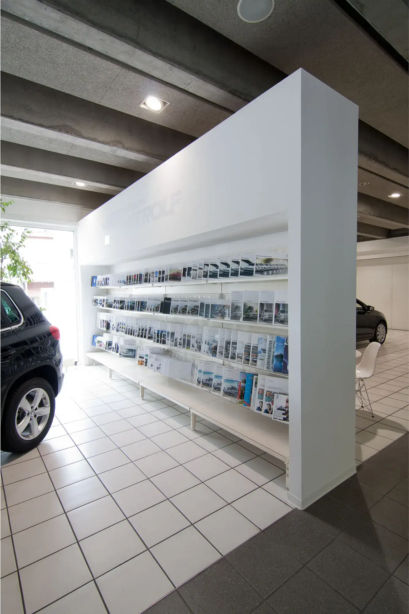 Volkswagen-Übergabeplatz für ein Autohaus – Prospektwand