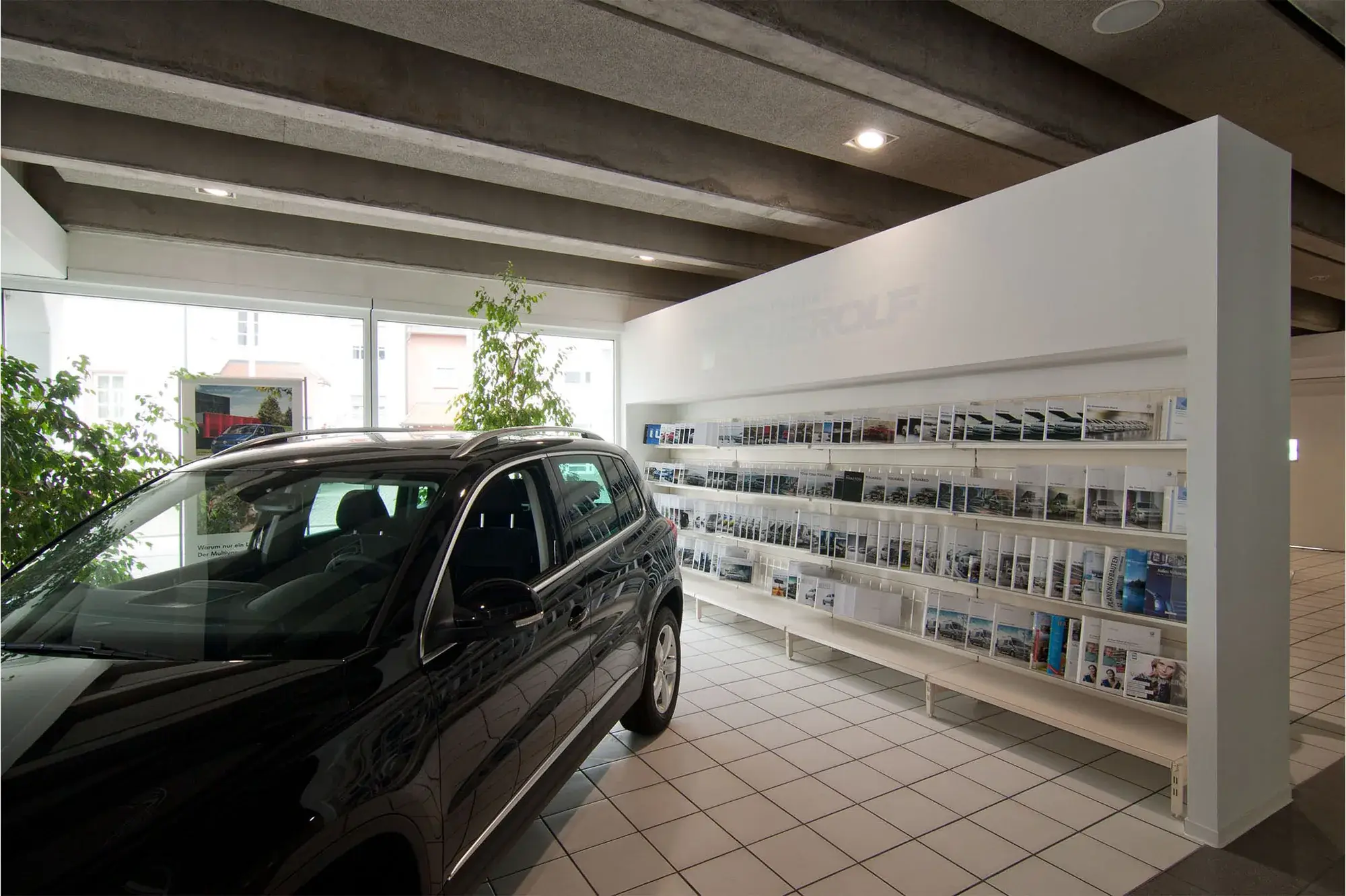 Volkswagen-Übergabeplatz für ein Autohaus – Prospektwand