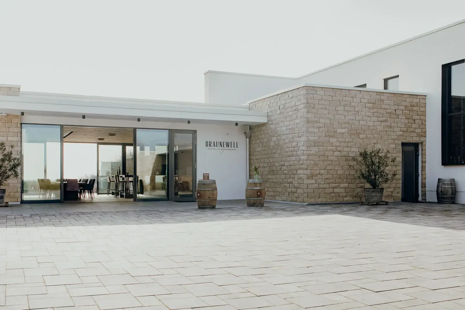 Weingut B. in Rheinhessen, Rheinhessen – Vinothek von außen