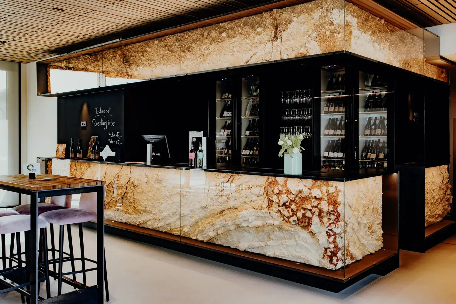 Weingut B. in Rheinhessen, Rheinhessen – Vinothek mit Bar